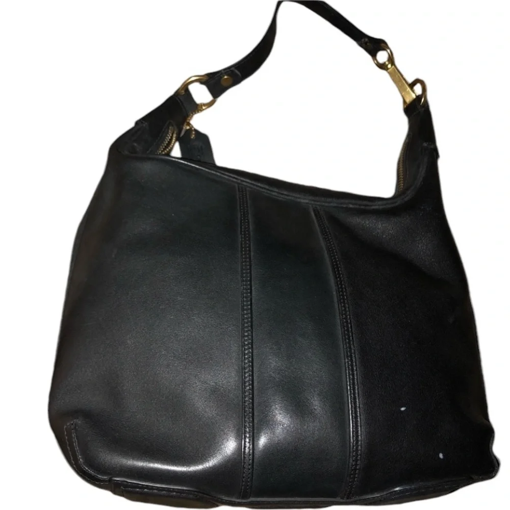 Coach black leather shoulder bag like new , vintage great size not heavy